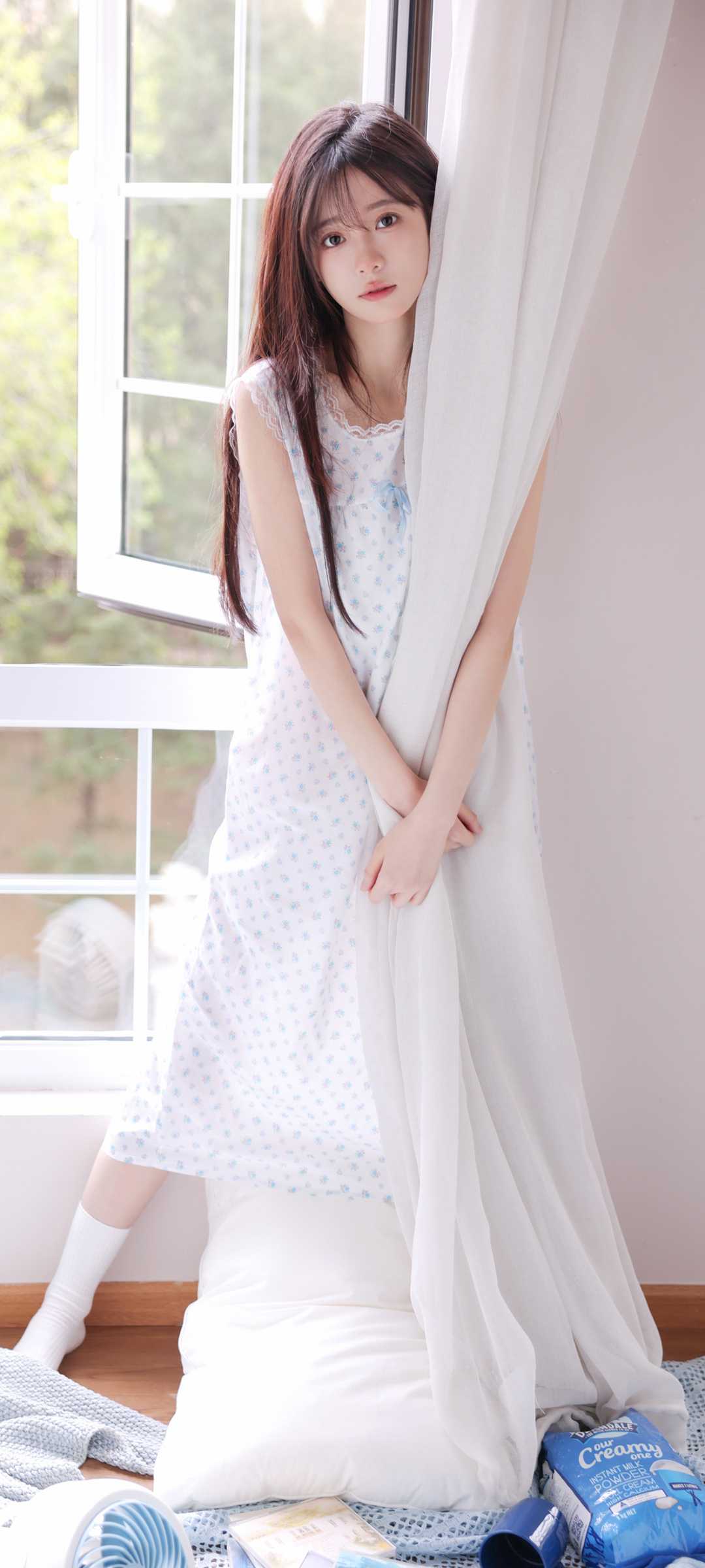 小清新美女居家窗帘，免费手机壁纸下载欣赏