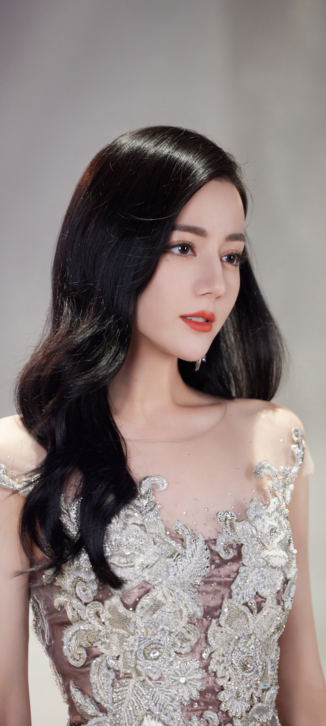 迪丽热巴绝美壁纸，高清美女手机背景，免费下载尽享！