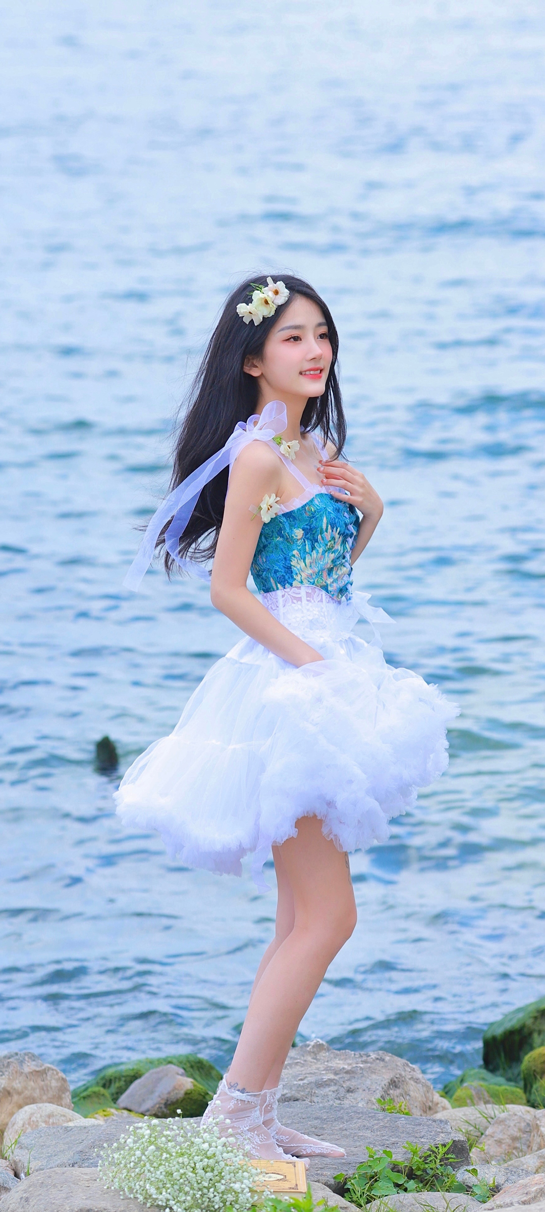 海边美女倩影，绝美裙子美腿，高清手机壁纸免费下载