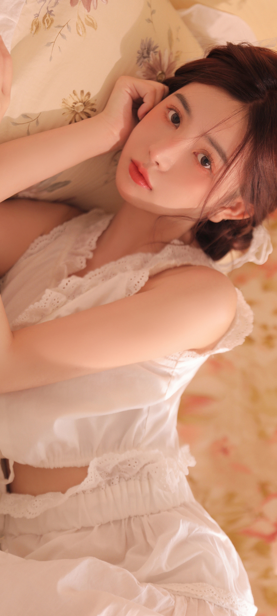 免费下载，居家白色睡衣美女壁纸，养眼又清新！