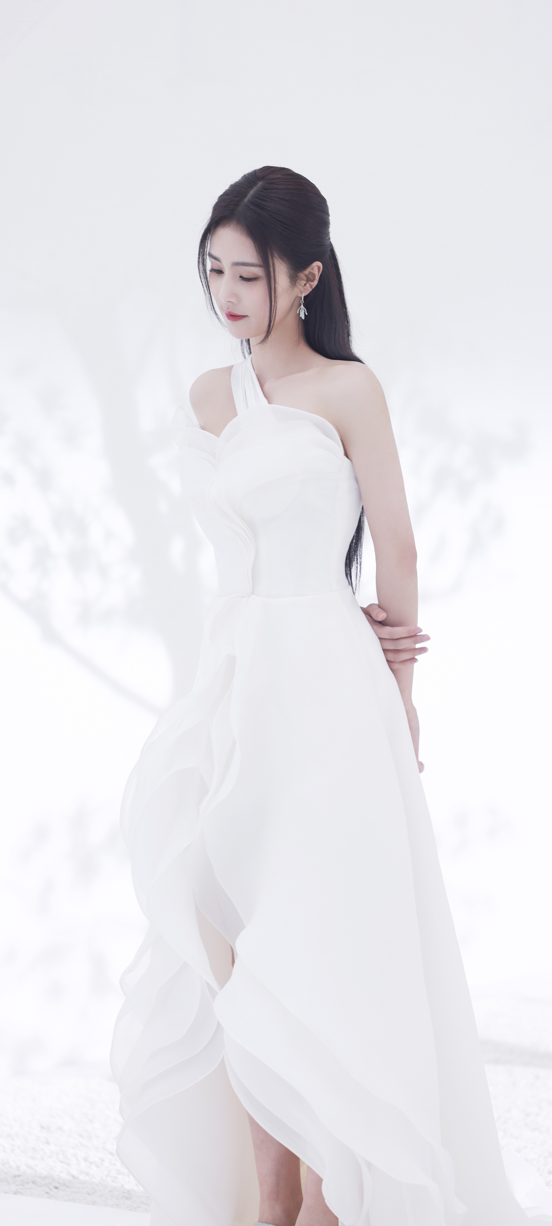 白鹿白色裙装美女，精选手机壁纸，免费下载，美化你的屏幕！