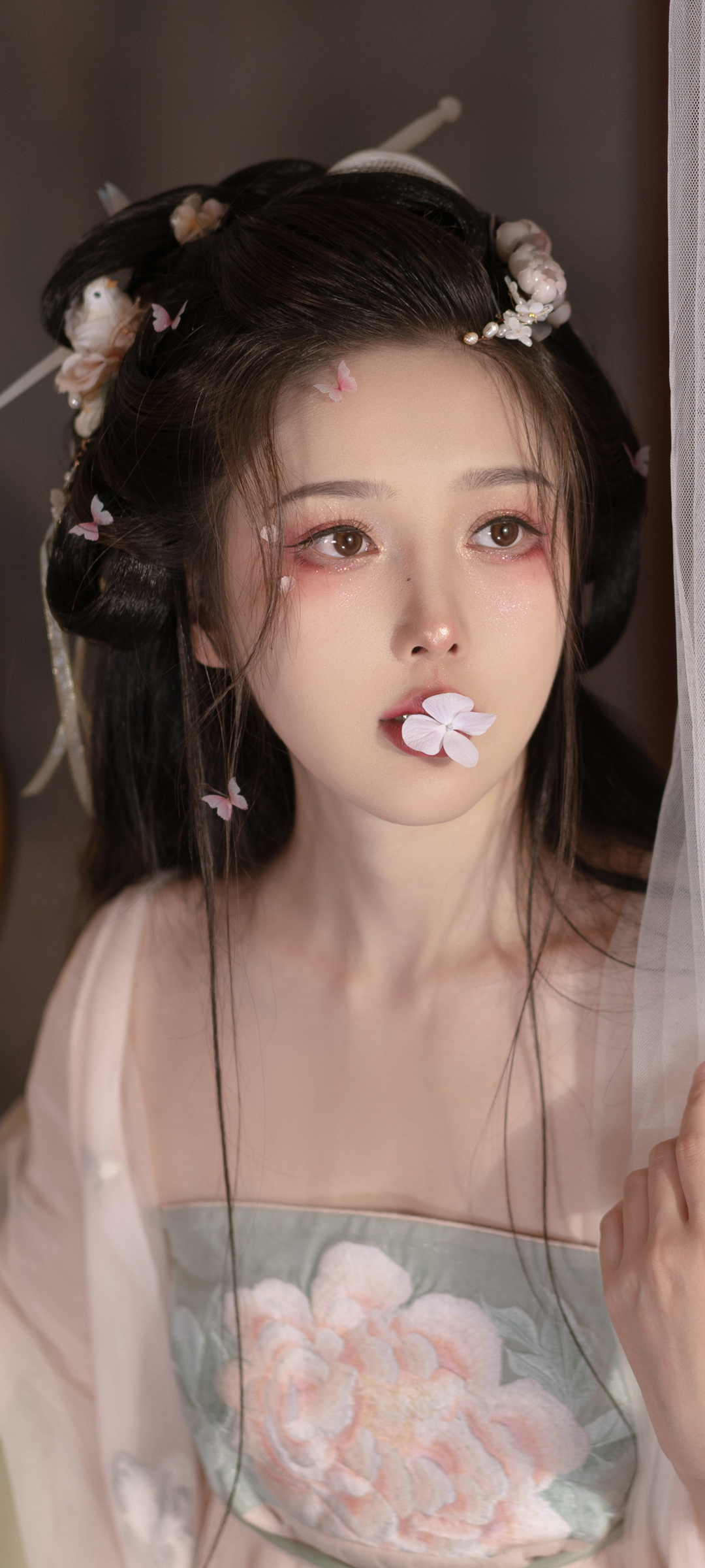 古装佳人含花微笑，唯美壁纸免费下载，点亮手机屏幕之美