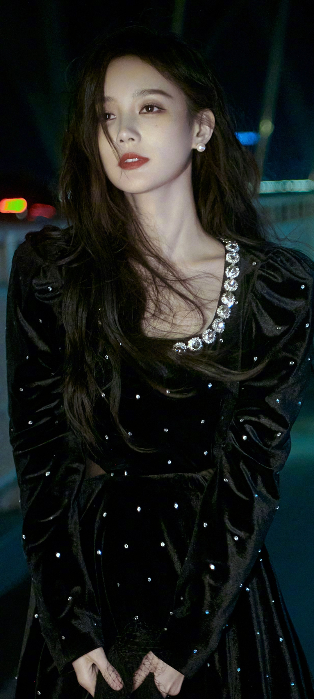 李一桐黑色裙子唯美壁纸，免费手机下载，美女高清图片欣赏