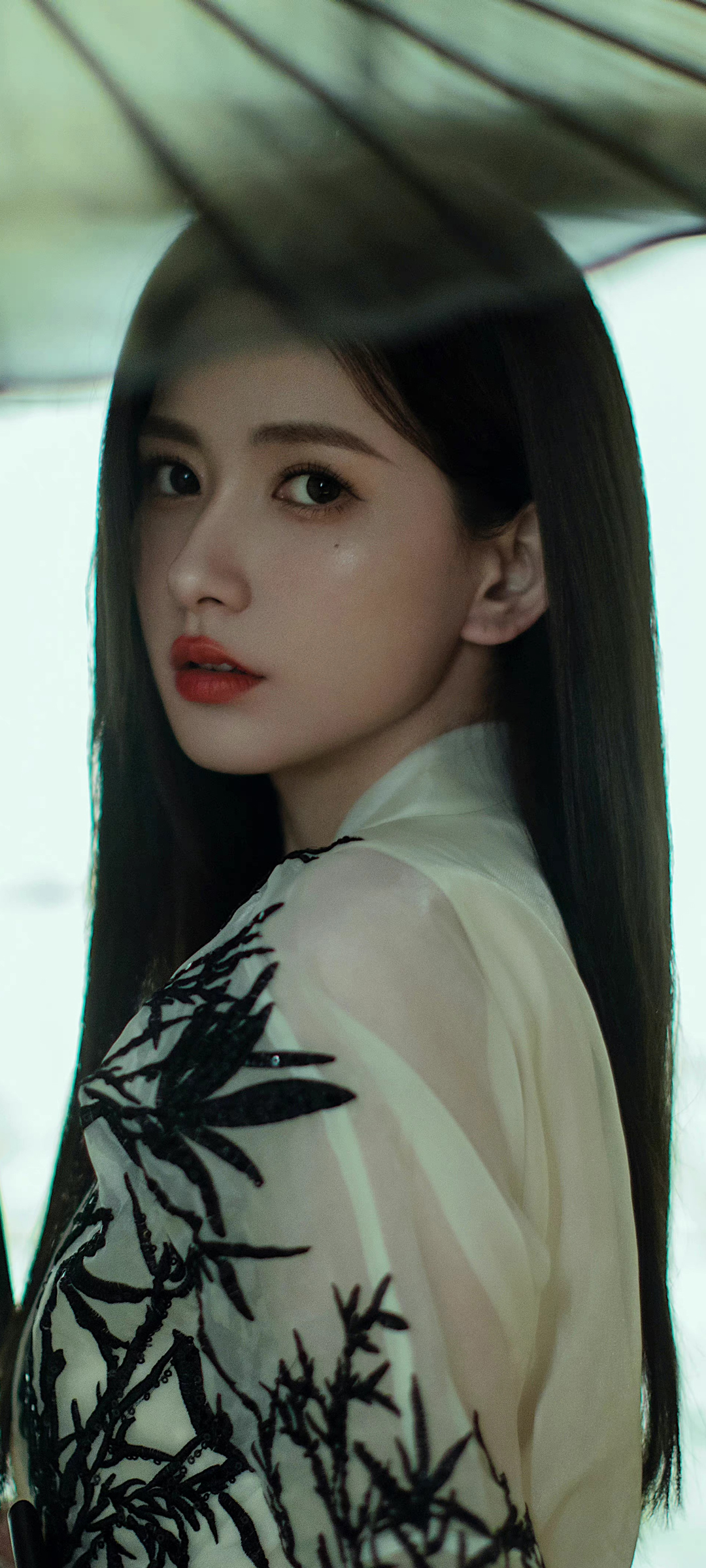 全屏长发美女王秋紫壁纸，免费下载，手机专属美化利器！
