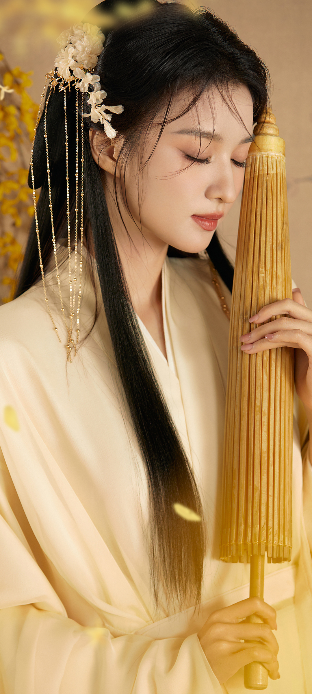 古风佳人王楚然，闭眼神韵手机壁纸，免费下载畅享美女风情