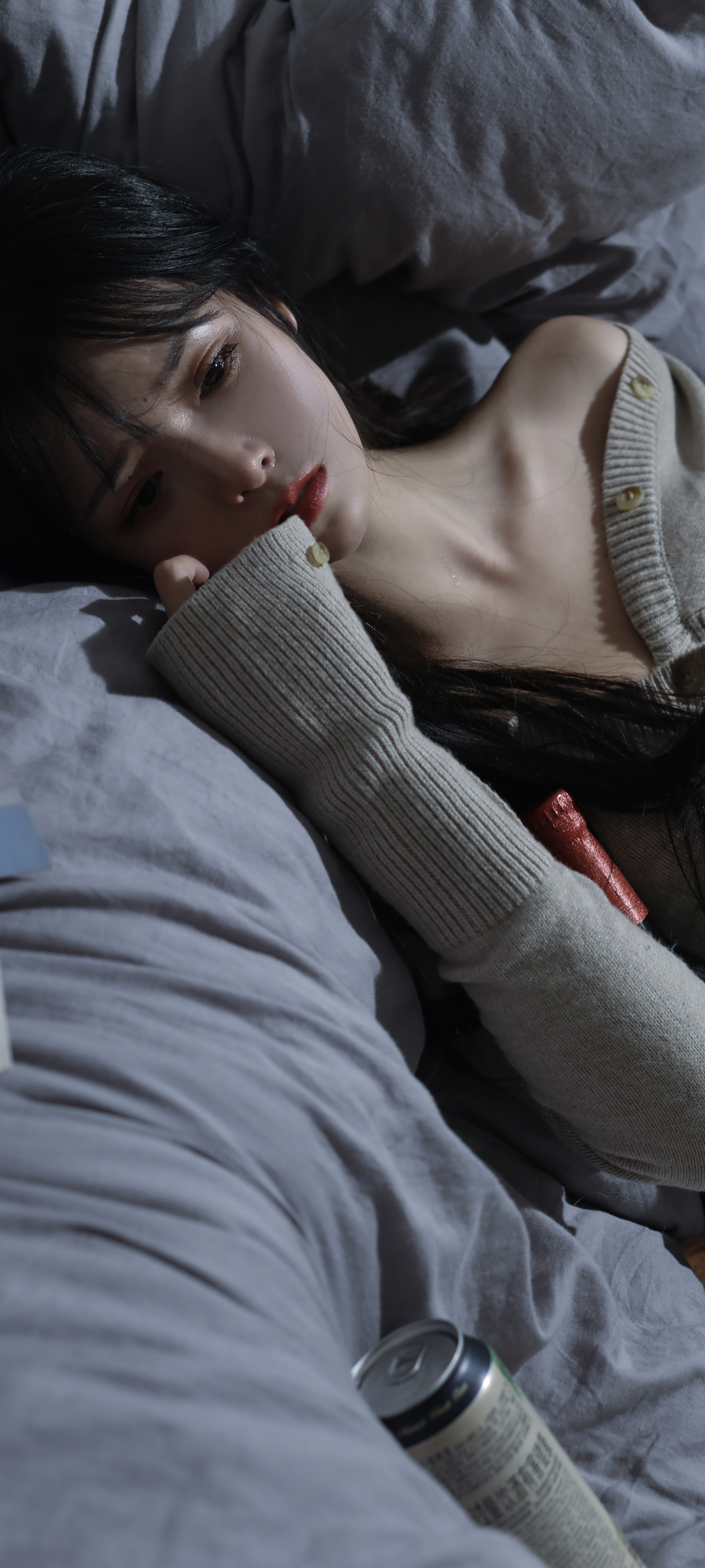 免费下载美女居家床照心情壁纸，美化你的手机界面