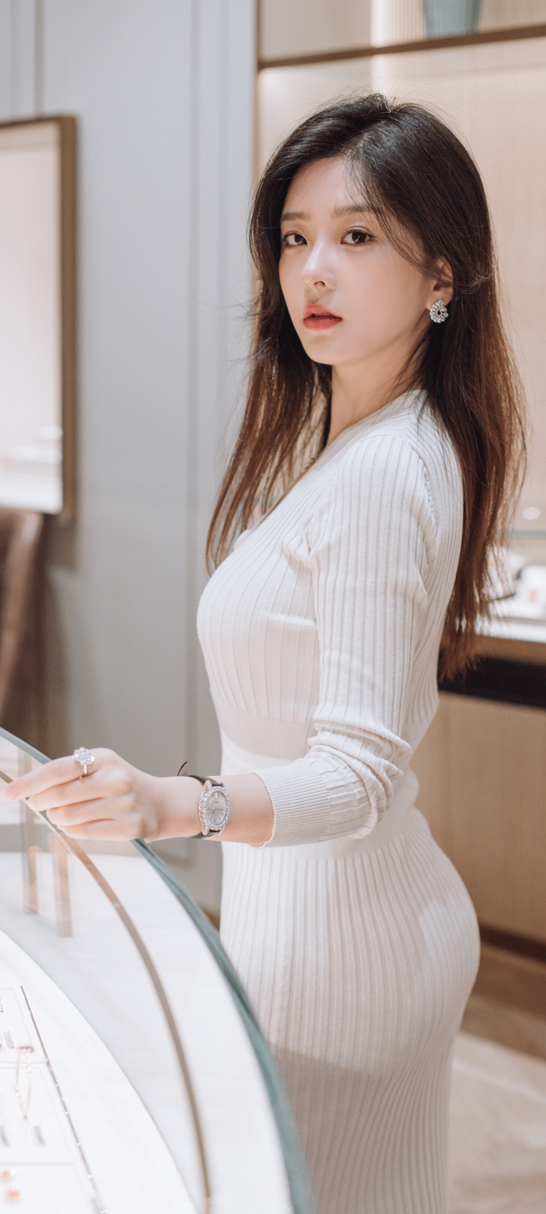 王嘉丽白毛衣连衣裙绝美壁纸，免费下载手机美化新选择