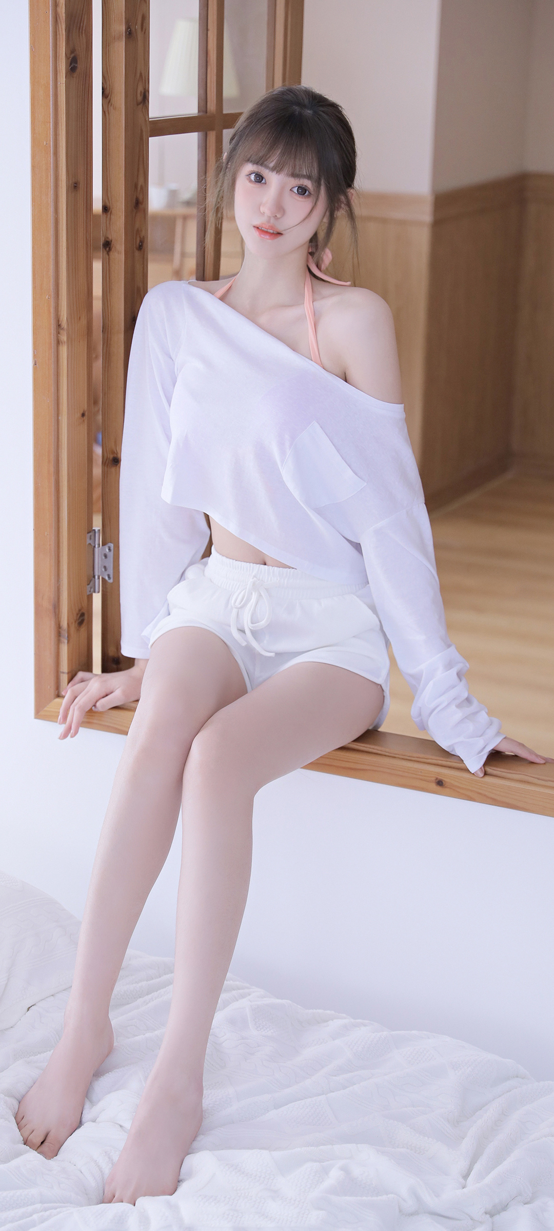 美女美腿赏心悦目，白色衣裤清新养眼，精选手机壁纸免费下载