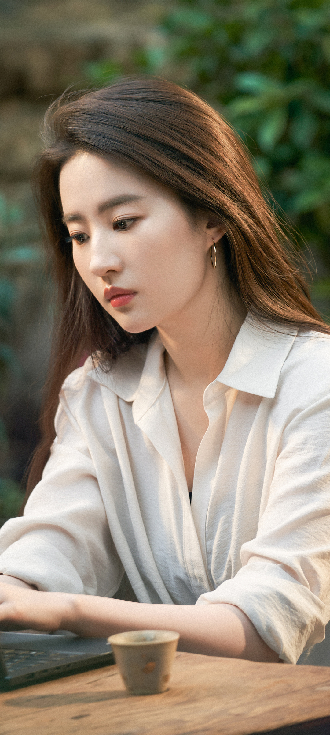 刘亦菲绝美瞬间，白色衬衫美女手机壁纸，免费下载尽享！
