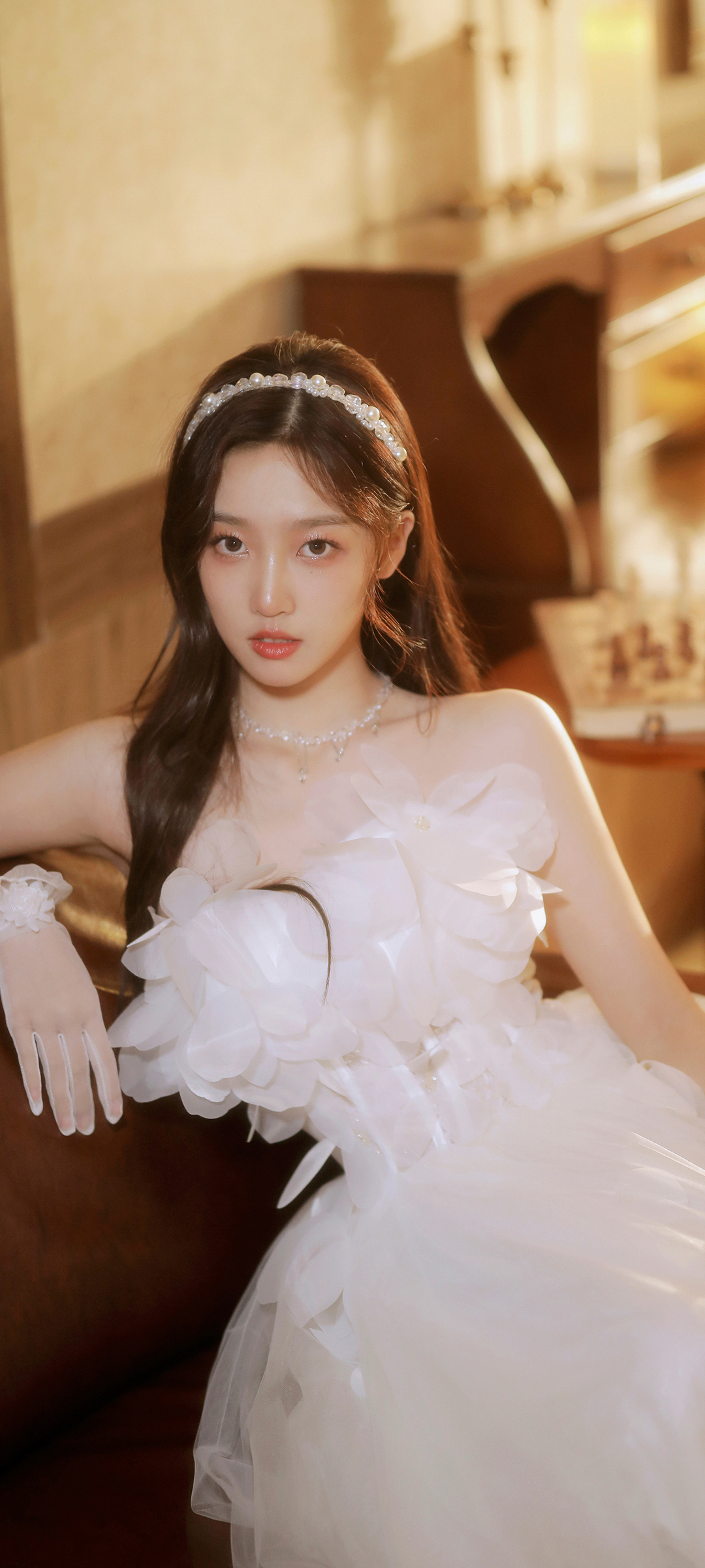 美女白裙手套优雅照，绝美手机壁纸免费下载