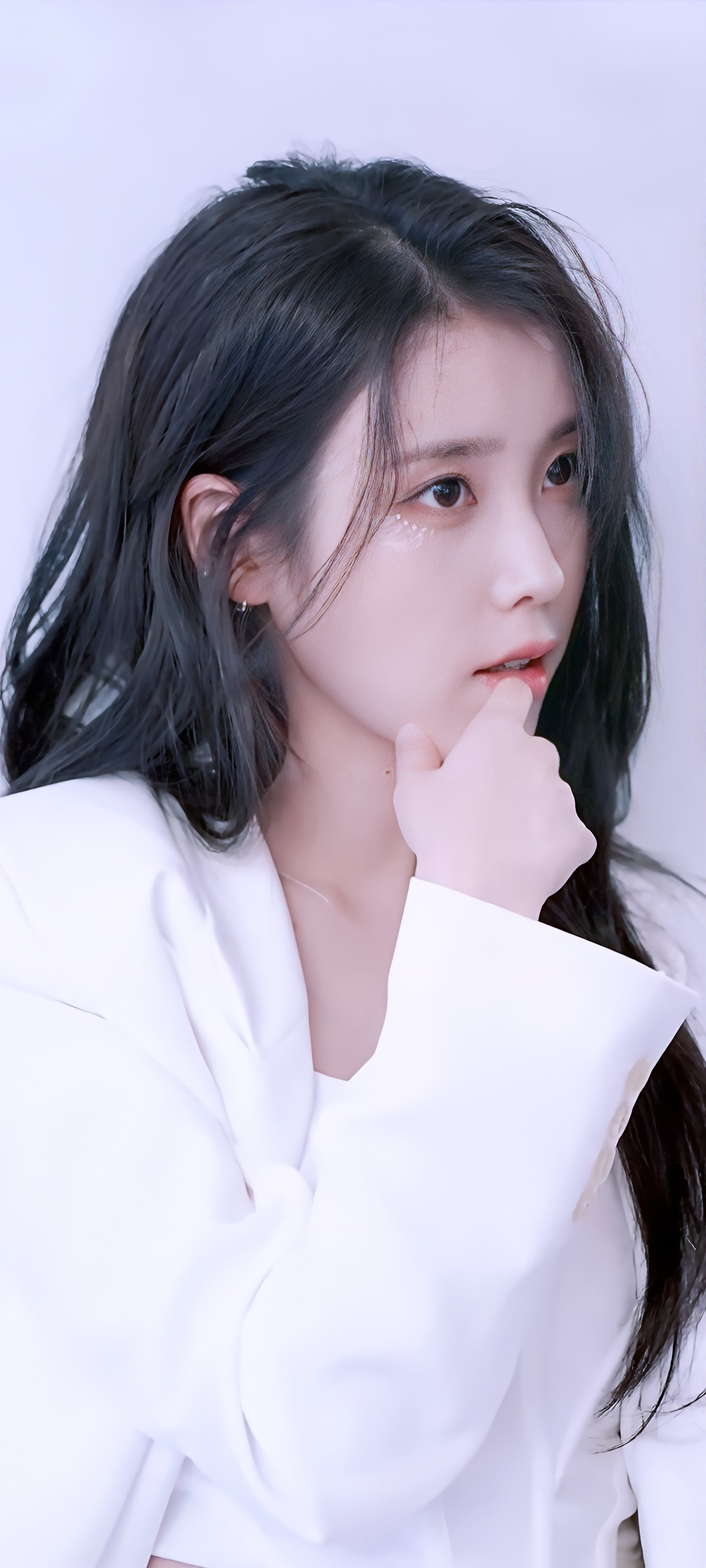 IU李知恩白衣倩影，绝美手机壁纸免费下载