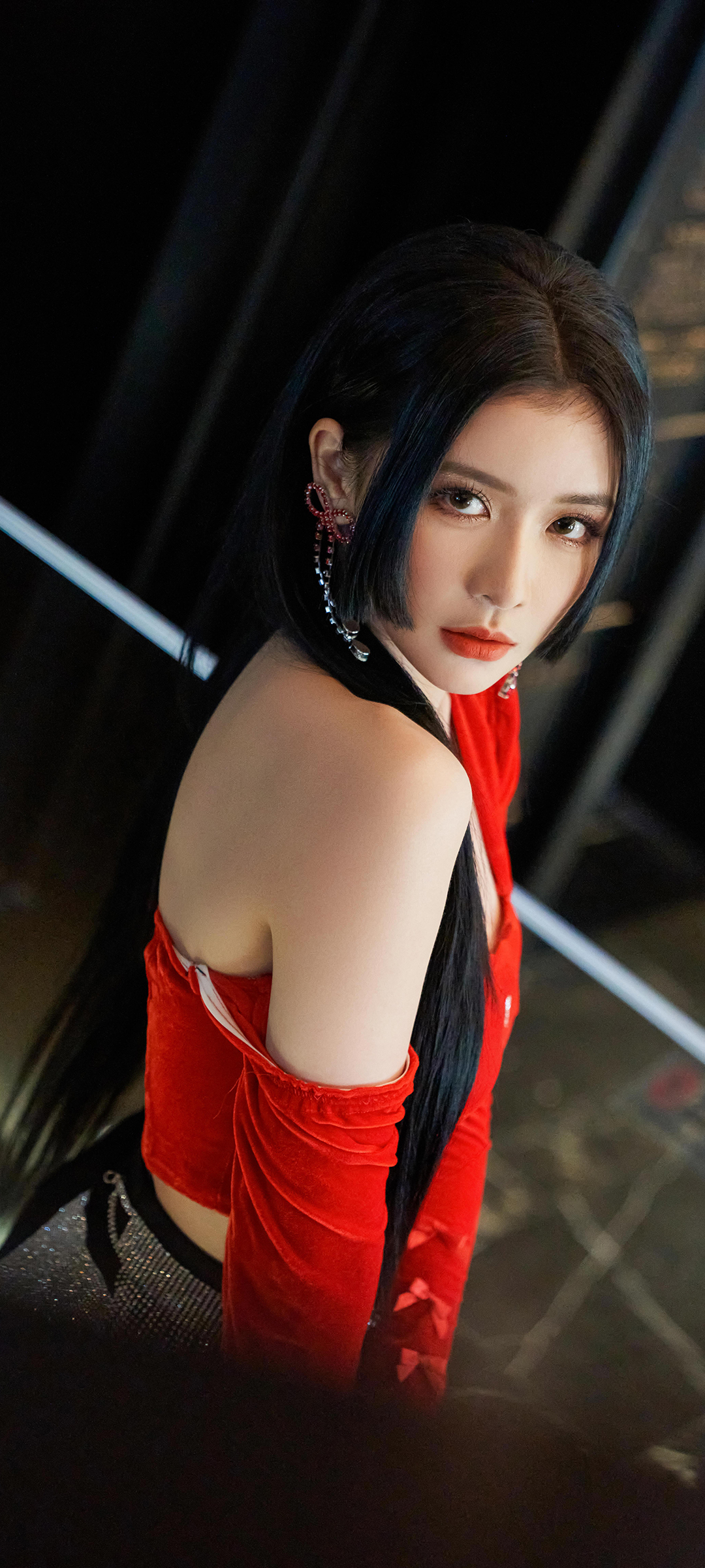 红衣美女侧颜全屏手机壁纸，免费下载，绝美呈现！