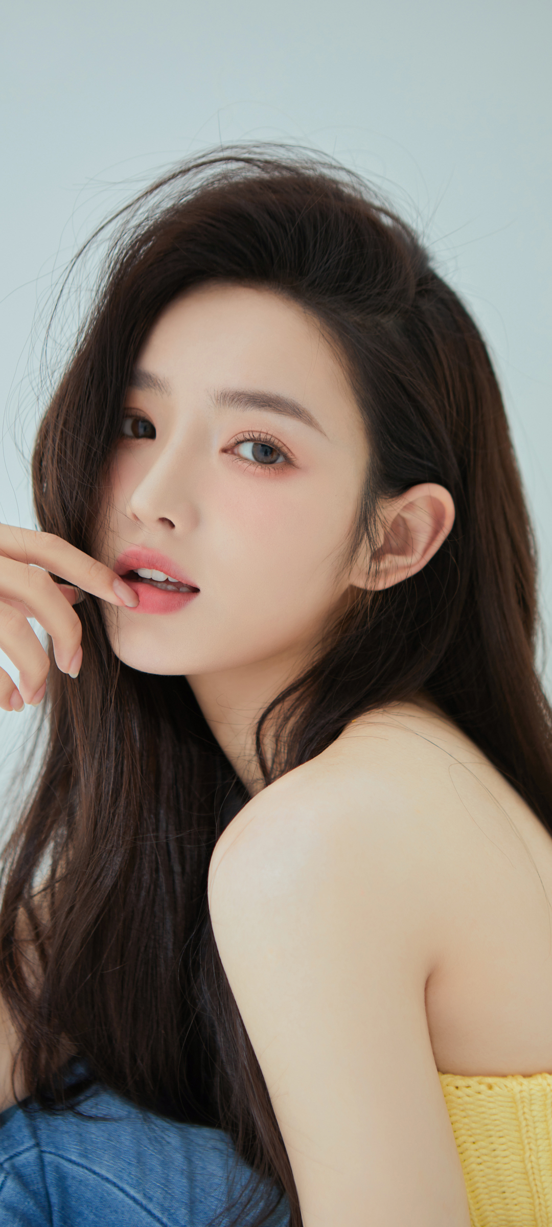 全屏美女壁纸下载，长发气质模特，高清免费！