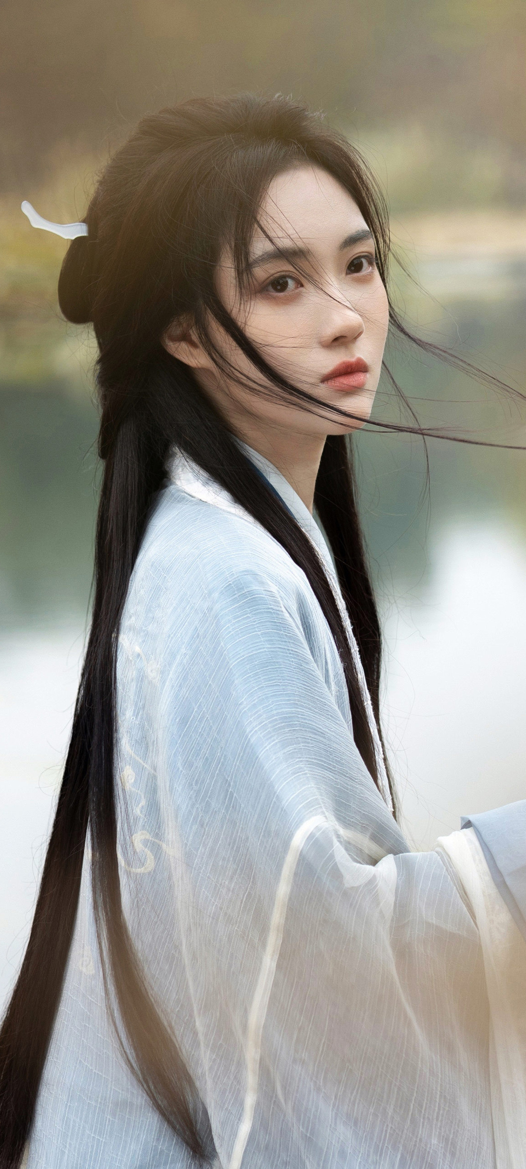 古风长发美女河边倩影，唯美手机壁纸免费下载