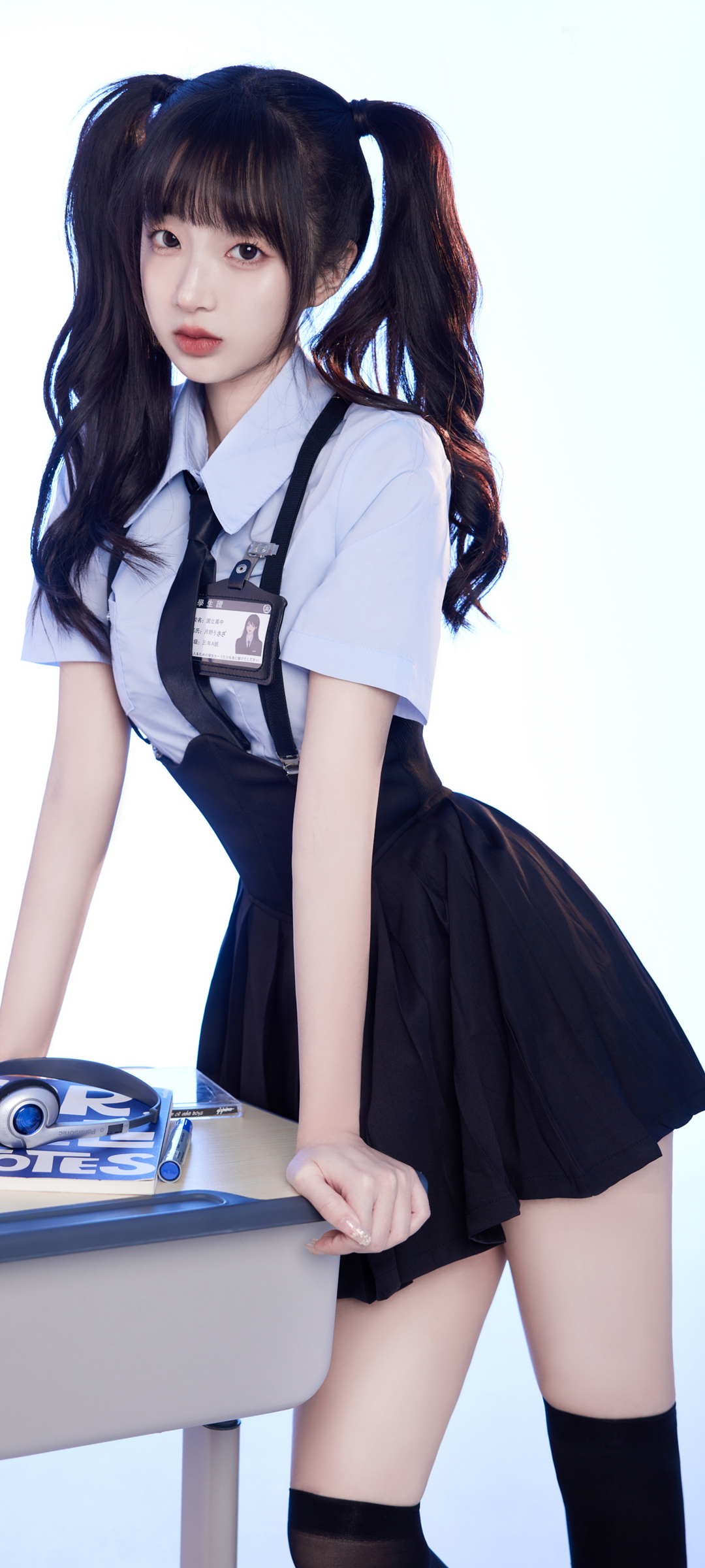 双马尾辫美女象韵洁，背带百褶裙惊艳瞬间，免费手机壁纸精选下载