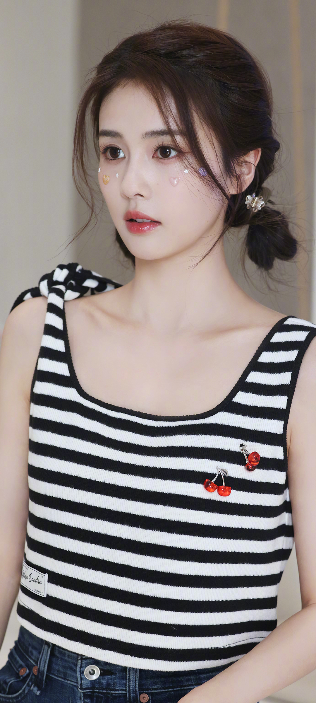 白鹿双丸子头美女壁纸，高清免费下载，装点你的手机屏幕