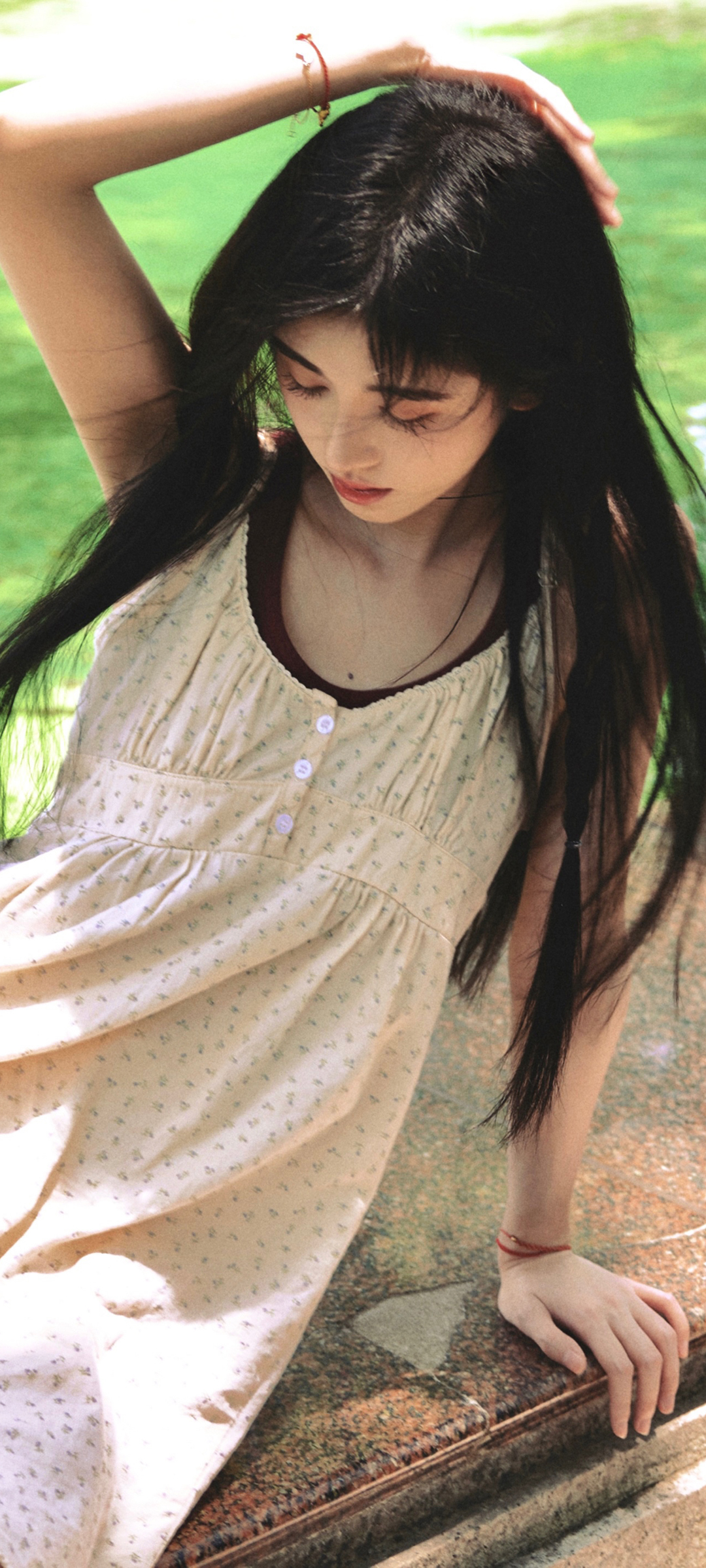 鞠婧祎清新花园风手机壁纸，免费下载美女高清美图