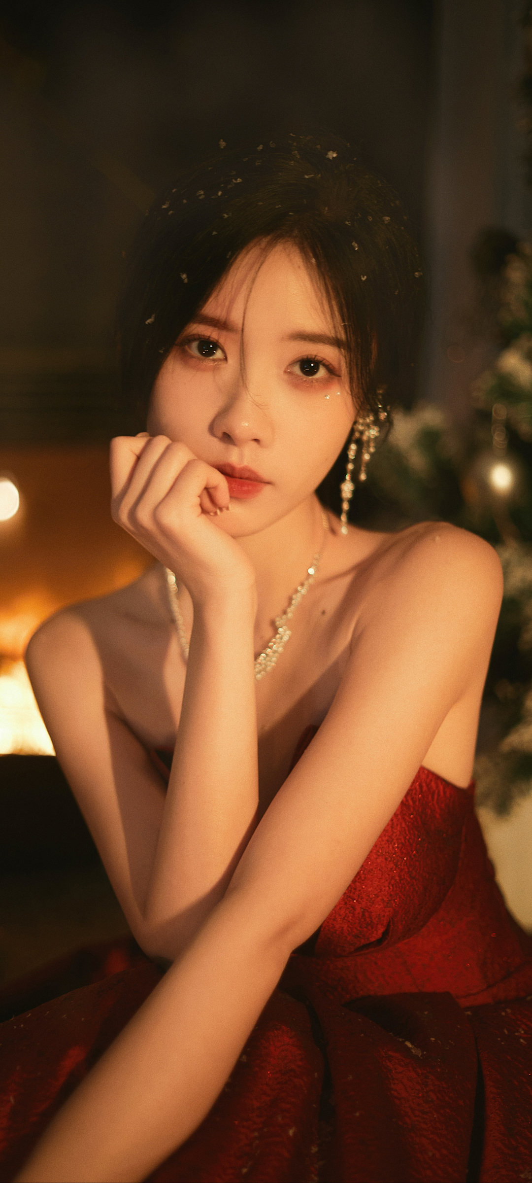 圣诞节红裙美女全屏手机壁纸，免费下载