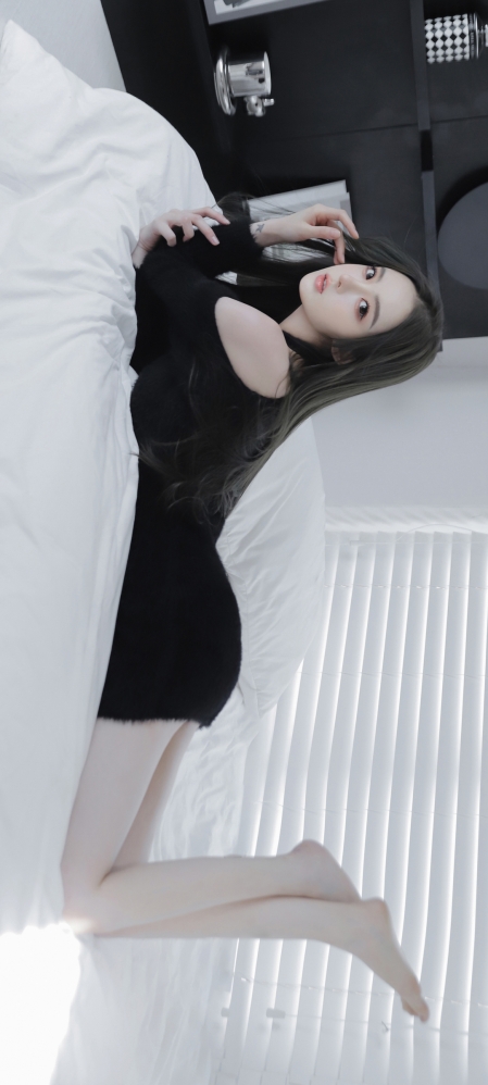 高清美女手机壁纸，黑色毛衣美腿女神，免费下载养眼美图