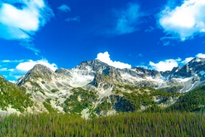 山 森林 树木 云 风景 4k壁纸 3840x2160