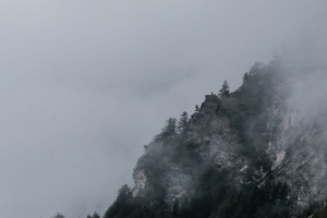 斜坡 岩石 树木 雾 黑暗 4k壁纸 3840x2160