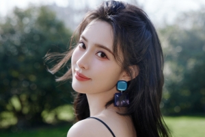 长发回头美女孟子义 4K壁纸 3840x2160