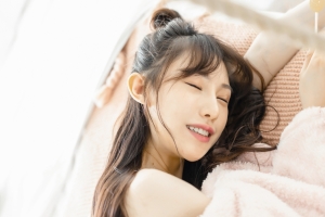 Lynn刘奕宁 居家温馨可爱美女闭眼4k壁纸3840x2160