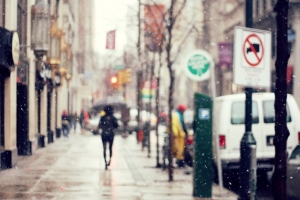 城市街景行走在雪中的人