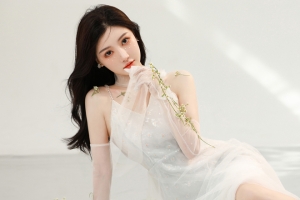 白色裙子美女室内光影 3440x1440 4K高清壁纸免费下载