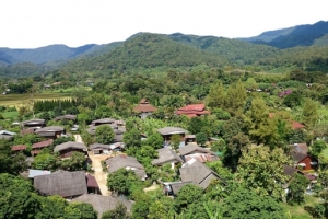 山脚下的村庄