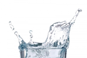 水杯里喷渐的水花