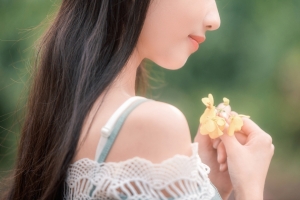 侧脸香肩唯美美女4k壁纸