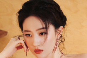 刘亦菲梦幻粉羽礼服 4k手机壁纸竖屏美女图片