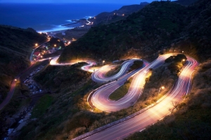 漂亮的盘山公路夜景