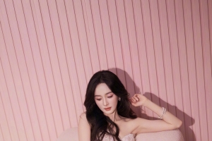 杨幂粉色裙子 沙发 4k手机壁纸竖屏