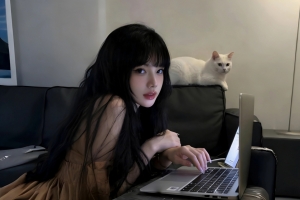 居家美女与白猫4K高清笔记本电脑壁纸3840x2160免费下载