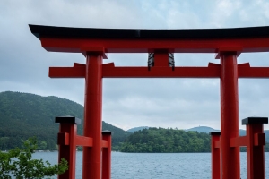 门 水 山 树 风景 4k壁纸 3840x2160