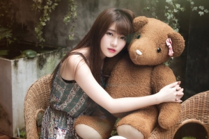 清纯女孩泰迪熊4K美女壁纸
