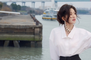 江边 白色衬衫美女 章若楠3440x1440带鱼屏超清壁纸