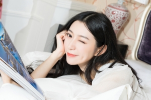 可爱酒窝美女小新4k壁纸