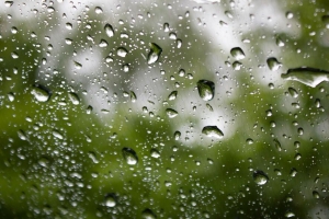 玻璃 水滴 雨水 微距 绿色 4k壁纸 3840x2160