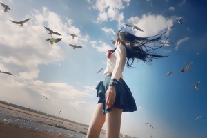 海边女生 海鸥 蓝色天空3000x2000分辨率壁纸
