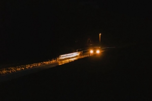 道路 夜晚 黑暗 大灯 浅色 4k壁纸 3840x2160