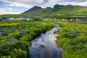 溪流 草地 鲜花 房子 山脉 风景 4k壁纸 3840x2160