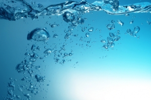 蓝色水中的气泡