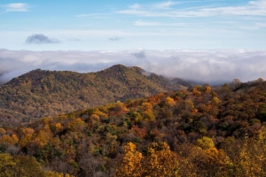 山脉 森林 云 风景 秋季 4k壁纸 3840x2160