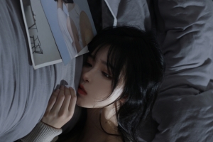 居家 美女 毛衣裙子 4k 手机 壁纸