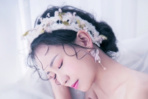 婚纱美女闭眼唯美写真4K壁纸