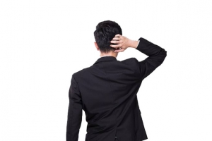 手挠头困扰行走商务男士背影图