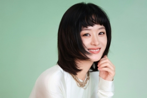 赵丽颖微笑清新背景4K高清壁纸3840x2400免费下载